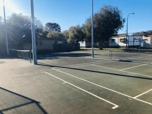 巴瑟尔顿Goin Coastal的网球场,上面有两顶网球网