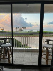 加尔维斯敦Sea Chase with an ocean view at Casa Del Mar的海景阳台。