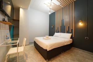 考索Chillax Khaosok Hostel - SHA Certified的一间卧室配有一张床和一张玻璃桌