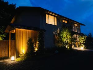忍野村八海 木花館的夜晚点亮的房屋