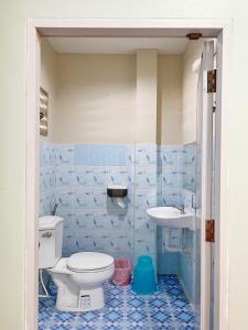 清莱班鲁康恩宾馆的一间带卫生间和水槽的浴室