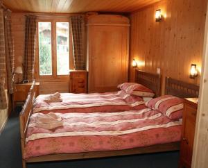 瑞士小木屋住宿加早餐酒店客房内的一张或多张床位