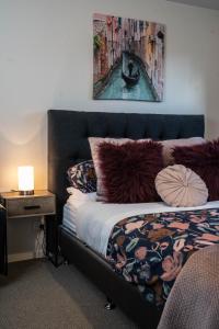 CanadianLake Esmond Place的一间卧室配有一张壁画床