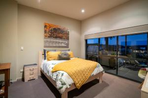 怀蒂昂格Waterways Serenity的一间卧室设有一张床和一个大窗户
