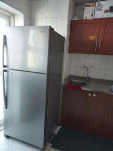 迪拜GRACE BEDSPACE, HOSTEL AND ACCOMODATIONS的厨房配有冰箱和水槽