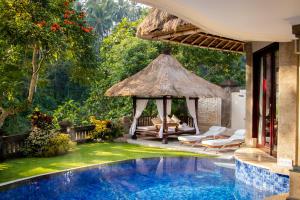 乌布Viceroy Bali的一个带游泳池和凉亭的度假胜地