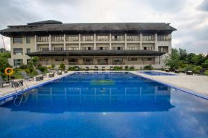 奇旺Soaltee Westend Resort Chitwan的大楼前设有大型游泳池的酒店