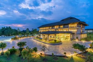 奇旺Soaltee Westend Resort Chitwan的夜间享有度假村的空中景致