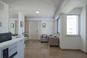 尼科西亚Phaedrus Living: Luxury Suite Nicosia 503的办公室,走廊上设有等候室