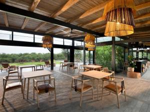 兰斯堡Mbazo Safaris的庭院配有桌椅和吊灯。