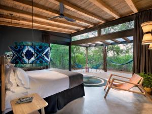 兰斯堡Mbazo Safaris的一间带大床的卧室和一个露台