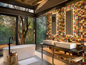 兰斯堡Mbazo Safaris的浴室配有2个盥洗盆和1个浴缸。
