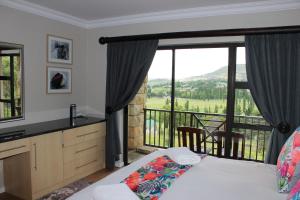 克拉伦斯Sunbird Haven Self-Catering Sleeps 8的一间卧室设有一张床和一个美景阳台