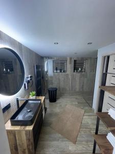 利贝雷茨Apartmány Klicperka的浴室配有盥洗盆和浴缸。