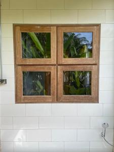 Ban Don MuangForest Guesthouse的浴室内水槽上方的两扇窗户