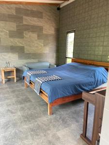 Ban Don MuangForest Guesthouse的一间卧室配有一张床和一张沙发