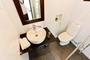 尼甘布玛丽亚别墅酒店的一间带水槽和卫生间的浴室
