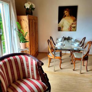 台格纳Traum Ferienwohnung am Strand im Tessin - nur 3km von Ascona oder Locarno entfernt的一间带桌椅和绘画的用餐室