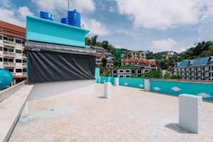 芭东海滩PATONG BLUE HOTEL的从建筑物屋顶上可欣赏到风景