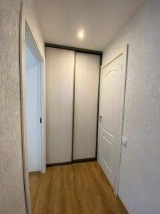 叶卡布皮尔斯Nameja Best view apartamenti的一条空的走廊,有四个衣柜和一扇门
