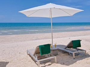 卡农勒派提特圣特罗佩度假屋的海滩上的两把椅子和一把遮阳伞