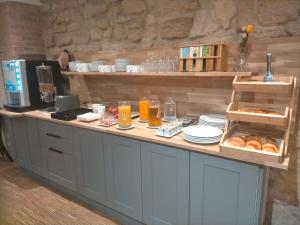 巴黎Hotel Mimosa Paris的厨房配有带面包和橙汁的柜台