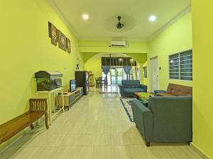 Kampung RajaOYO 90551 Zn Mix Homestay & Roomstay的带沙发和电视的客厅