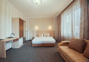 第比利斯灯塔老城区酒店的酒店客房,配有床和沙发
