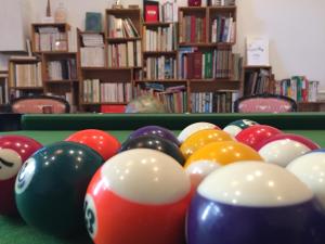 圣莱奥纳尔德诺布拉利斯花园酒店的台球桌上一堆台球