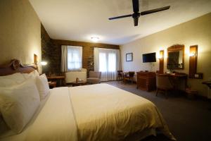 卡科佩特里亚米尔酒店的酒店客房设有一张大床和一张书桌。