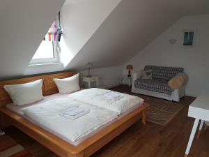 特里尔Villa Feyen in Trier的一间卧室配有一张大床和一张沙发