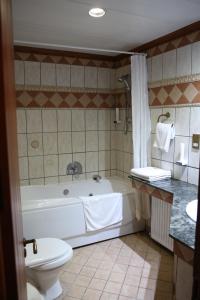 卡科佩特里亚米尔酒店的带浴缸、卫生间和盥洗盆的浴室