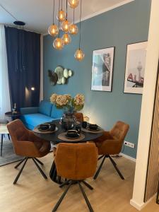 柏林Pure Berlin Apartments - Luxury at Pure Living in City Center的客厅配有桌椅和蓝色沙发