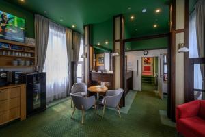 弗尔赫拉比Hotel Zelená Marina的一间设有绿色墙壁和桌椅的房间