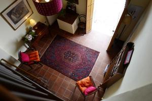 阿拉哈尔Casa Antonio的享有带2把椅子和地毯的客厅的顶部景致。