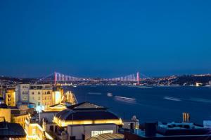 伊斯坦布尔Hotel De Reve Galata-Special Class的夜晚可欣赏到金门桥的景色
