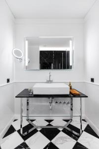 维尔纽斯Grotthuss Boutique Hotel Vilnius的白色的浴室设有水槽和镜子