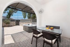 科林比亚Kimia Luxury Apartments的一个带桌椅和烧烤架的庭院