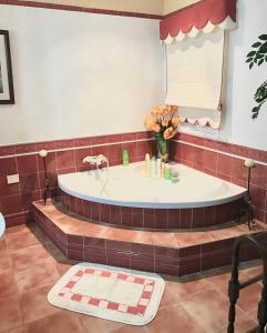 比拉夫洛尔Villa for nature lovers的大型浴室设有鲜花浴缸。