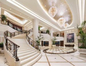 上海上海兴国宾馆丽笙精选的大堂设有螺旋楼梯和吊灯。