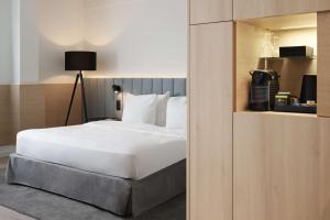 哈瑟尔特Radisson Blu Hotel, Hasselt的一间卧室配有一张带白色床罩的床