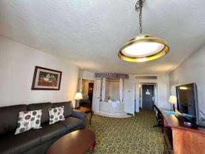 盐湖城Salt Lake Plaza Hotel SureStay Collection by Best Western的带沙发和电视的客厅