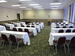 盐湖城Salt Lake Plaza Hotel SureStay Collection by Best Western的一间会议室,配有白色的桌椅