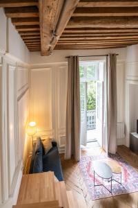 里昂Le Chavannes -Ecrin élégant & Cosy - Pentes de la Croix Rousse的客厅配有蓝色的沙发和桌子