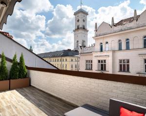 利沃夫Best Western Plus Market Square Lviv的从带钟楼建筑的屋顶上欣赏美景