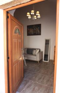 帕拉代西翁Alicia's Traditional Home In Paradisi的通往带沙发的客厅的门