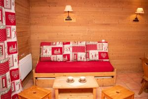 普华露Chalets de Praroustan by Actisource的木制客房内的一张床