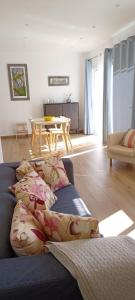 埃尔米瓜Casa Efraim的客厅配有沙发和桌子