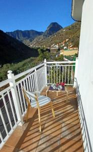 埃尔米瓜Casa Efraim的配有椅子的木制阳台,享有山景