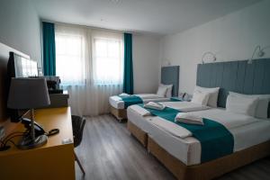 索普隆Hotel Civitas的酒店客房设有两张床和电视。